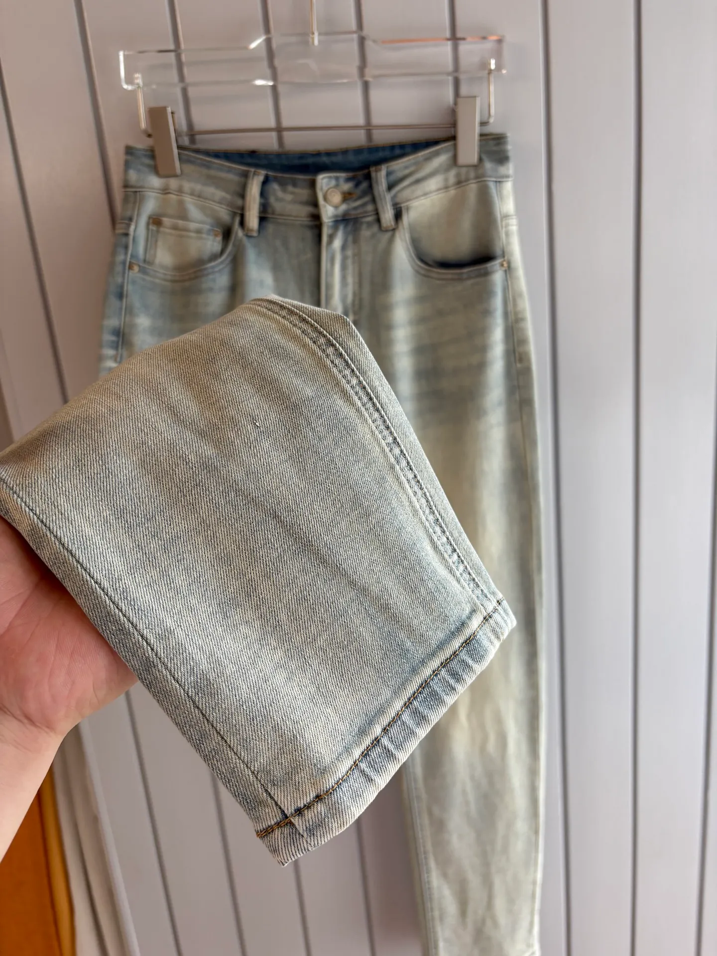 Ferragamo 41SS spring and summer jeans are coming. Premium version. Special counter-customized fabrics🌹Breathable, high comfort. Impeccable details. The design concept of brand elements reflects high quality. It feels delicate and soft. It presents casual tailoring and the upper body shape is awesome! Sizes: 28-38 (no 35.37)